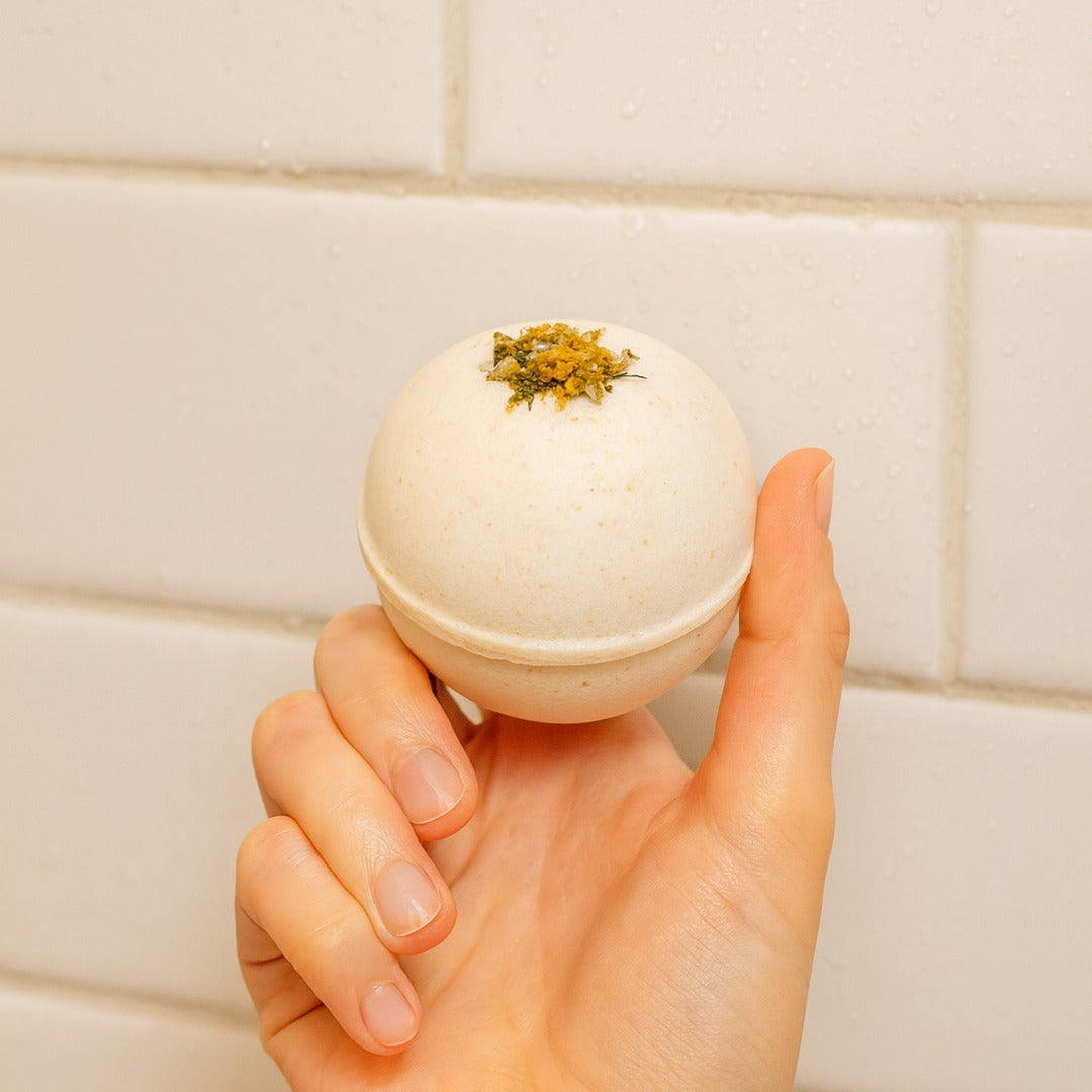 Soakshow CBD Bath Bomb in Milk & Chamomile