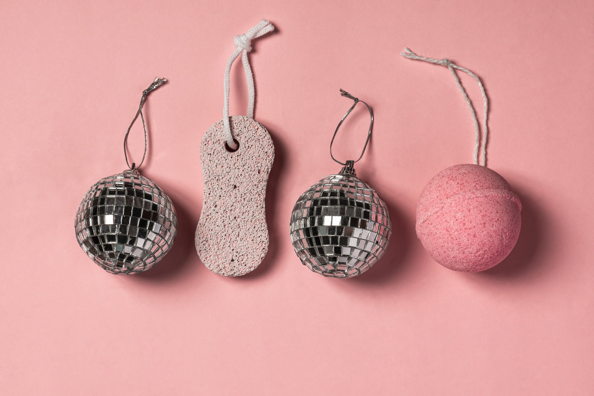 Tree ornaments with a bath bomb