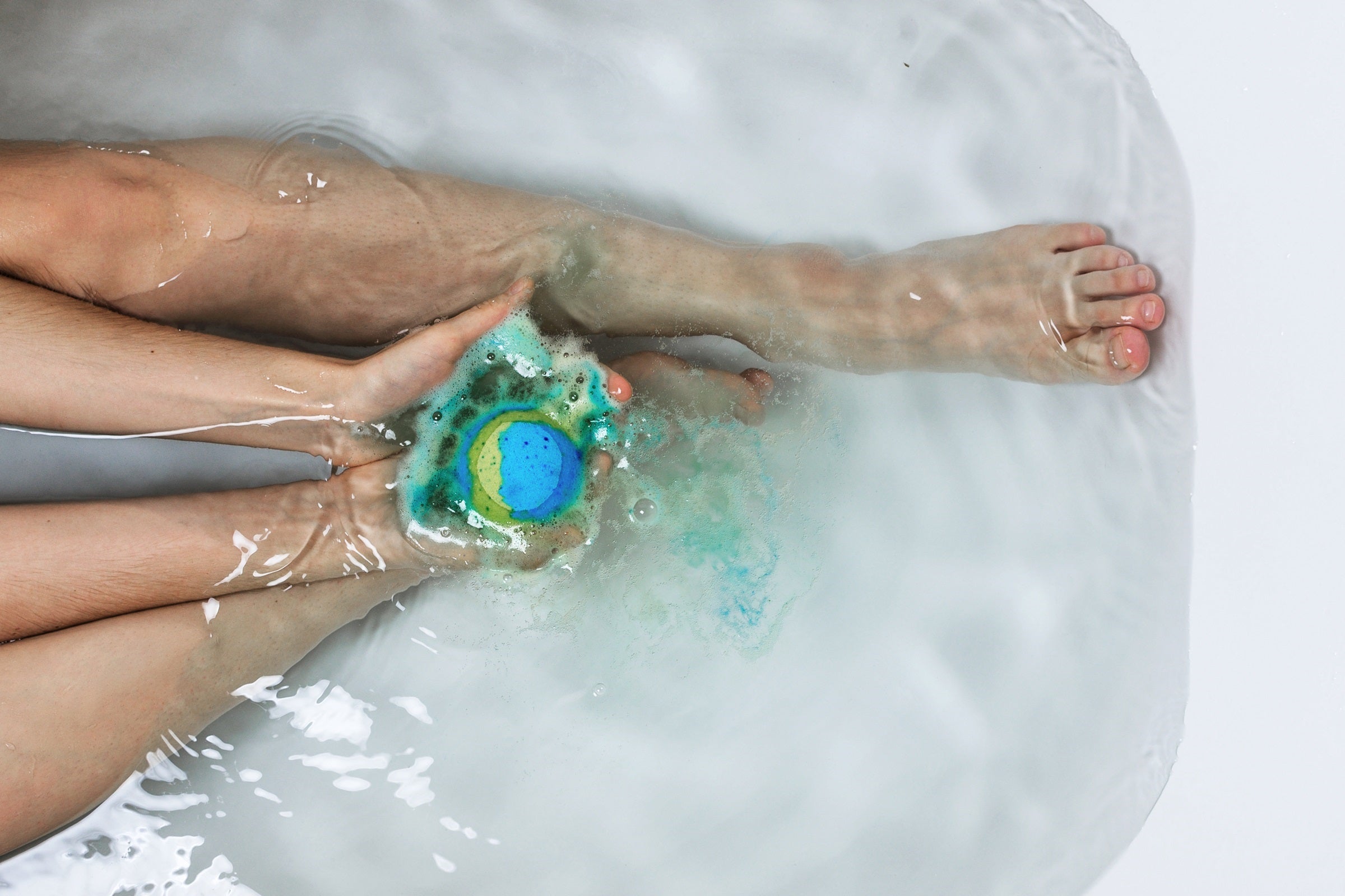 What is a moisturizing bath bomb? How to spot skin-friendly balls