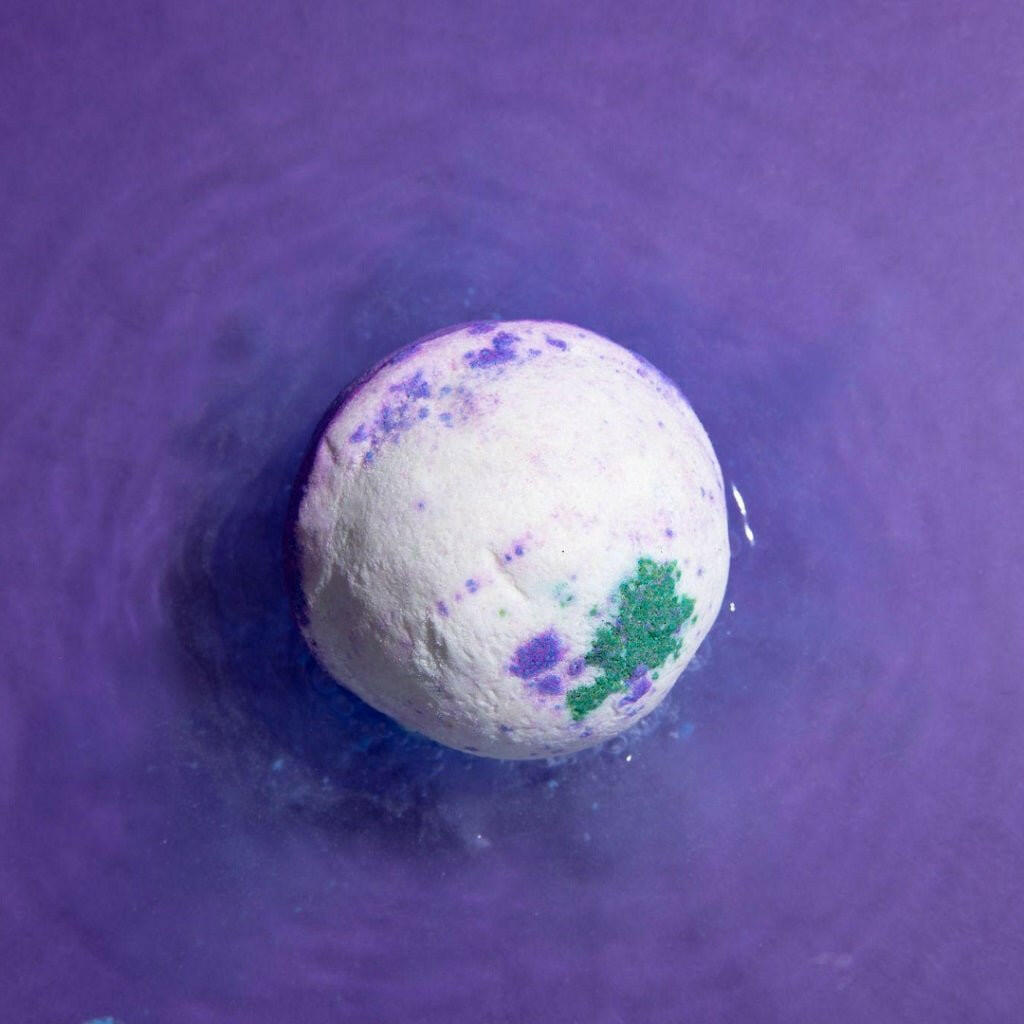 Soakshow CBD Bath Bomb in Minty Lavender.